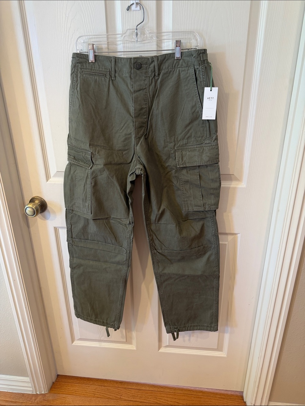 American Eagle Outfitters Olive Green Cargo Pants Sz 30/32.  NWT. Box46